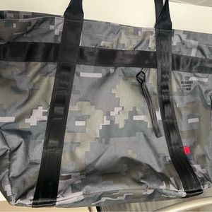 Herschel Supply co gray pixelated tote bag with pouch